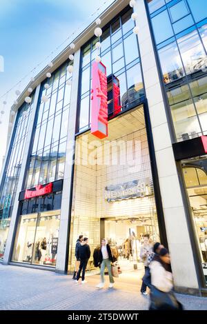 Köln, Deutschland 03. November 2023: Laden der New Yorker Modekette in der kölner schildergasse zur blauen Stunde Stockfoto