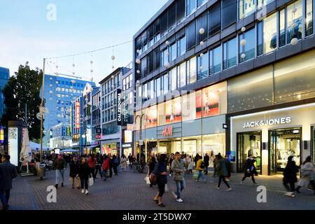 Köln, Deutschland 03. November 2023: Beleuchtete Geschäfte in der Abenddämmerung an der berühmten Schildergasse in Köln Stockfoto
