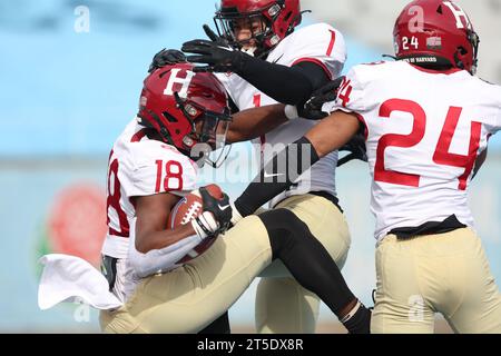 Harvard Crimson Defensivverteidiger Kaleb Moody #18 feiert, nachdem er einen Punt blockiert und einen Touchdown im NCAA-Fußballspiel gegen die Columbia Lions im Robert K. Kraft Field im Lawrence A. Wien Stadium in New York, New York, erzielt hat 2023. (Foto: Gordon Donovan) Stockfoto