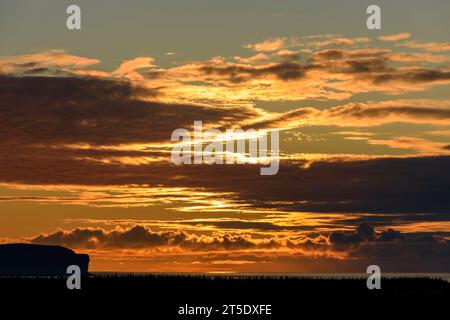 Sonnenuntergang über Dunnet Head und dem Pentland Firth. Aus dem Dorf Mey in der Nähe von Thurso, Caithness, Schottland, Vereinigtes Königreich, Stockfoto