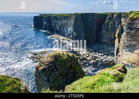 Klippenlandschaft zwischen Skirza Head und Duncansby Head. Auf dem John o'Groats Trail, Caithness, Schottland, Großbritannien, Stockfoto