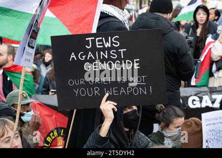 London, Großbritannien. November 2023. Am vierten Samstag in Folge ziehen Zehntausende palästinensische Unterstützer im Oxford Circus durch London und fordern einen Waffenstillstand und ein Ende der britischen Unterstützung der Belagerung und des Krieges gegen Gaza durch Israel, die, wie die UN-Organisationen warnen, einer humanitären Katastrophe ausgesetzt ist. Organisiert von einer Koalition, die Schwestern Uncut und Lesben und Schwule unterstützen Migranten, kommt der Protest, als Israel Nahrungsmittel, Wasser und Strom abschneidet und den Gazastreifen weiterhin heftigen Bombardierungen aussetzt. Quelle: Ron Fassbender/Alamy Live News Stockfoto