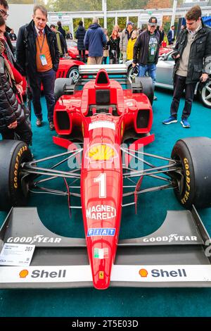 London, Großbritannien. November 2023. Besucher mit einem Ferrari F310 Show Car von 1996, einer statischen Nachbildung desselben Modells, das Michael Schumacher in seiner ersten F1-Saison gefahren hat. Autos von Veteranen bis hin zu Renn- und Sportwagen werden im Rahmen der RM Sotheby's Automotive Auction auf dem Gelände des Marlborough House in London's St James's gezeigt. Die Veranstaltung findet in Verbindung mit dem London to Brighton Veteran Car Run statt. Quelle: Imageplotter/Alamy Live News Stockfoto