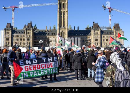 Ottawa, Kanada - 4. November 2023: Demonstranten versammeln sich auf dem Parlamentshügel, um die Unterstützung der Bewohner des Gazastreifens, die Beendigung der Beschränkungen für humanitäre Hilfe in der Region und die Forderung nach einem Waffenstillstand im israelisch-Hamas-Krieg zu fordern. Die Menge fordert auch Kanada auf, seine Unterstützung für Israels Militäraktion gegen die Hamas zu beenden. Stockfoto