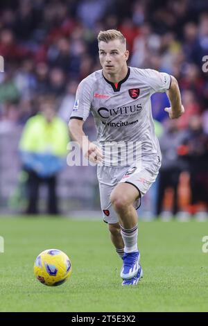 Salerno, Italien. November 2023. Salernitanas polnischer Mittelfeldspieler Mateusz Legowski kontrolliert den Ball während des Fußballspiels der Serie A zwischen Unione Sportiva Salernitana und SSC Napoli im Arechi-Stadion in Salerno am 4. November 2023. Quelle: Unabhängige Fotoagentur/Alamy Live News Stockfoto