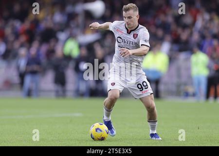 Salerno, Italien. November 2023. Salernitanas polnischer Mittelfeldspieler Mateusz Legowski kontrolliert den Ball während des Fußballspiels der Serie A zwischen Unione Sportiva Salernitana und SSC Napoli im Arechi-Stadion in Salerno am 4. November 2023. Quelle: Unabhängige Fotoagentur/Alamy Live News Stockfoto