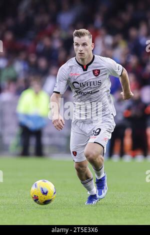 Salerno, Italien. November 2023. Salernitanas polnischer Mittelfeldspieler Mateusz Legowski kontrolliert den Ball während des Fußballspiels der Serie A zwischen Unione Sportiva Salernitana und SSC Napoli im Arechi-Stadion in Salerno am 4. November 2023. Quelle: Unabhängige Fotoagentur/Alamy Live News Stockfoto