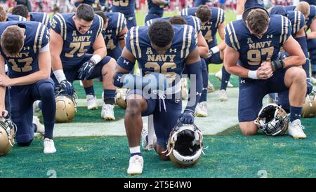 Philadelphia, Pennsylvania, USA. November 2023. November 2023, Philadelphia PA, USA: Navy Football Spieler beten vor dem Spiel gegen Temple im Lincoln Financial Field in Philadelphia PA Credit Image: © Ricky Fitchett Via ZUMA Wire (Credit Image: © Ricky Fitchett/ZUMA Press Wire) NUR REDAKTIONELLE VERWENDUNG! Nicht für kommerzielle ZWECKE! Stockfoto