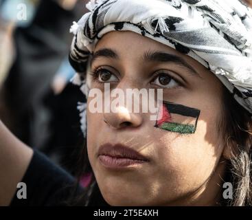 San Francisco, Usa. November 2023. Demonstranten aus dem ganzen Westen demonstrieren für Palästina und Gaza vor dem Rathaus in San Francisco am Samstag, 4. November 2023. Foto: Terry Schmitt/UPI Credit: UPI/Alamy Live News Stockfoto