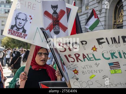 San Francisco, Usa. November 2023. Demonstranten aus dem ganzen Westen demonstrieren für Palästina und Gaza vor dem Rathaus in San Francisco am Samstag, 4. November 2023. Foto: Terry Schmitt/UPI Credit: UPI/Alamy Live News Stockfoto