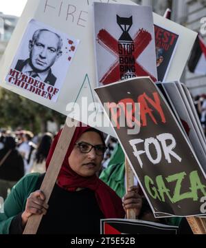 San Francisco, Usa. November 2023. Demonstranten aus dem ganzen Westen demonstrieren für Palästina und Gaza vor dem Rathaus in San Francisco am Samstag, 4. November 2023. Foto: Terry Schmitt/UPI Credit: UPI/Alamy Live News Stockfoto