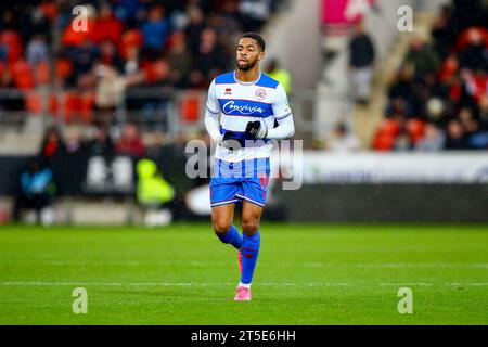 AESSEAL New York Stadium, Rotherham, England - 4. November 2023 Elijah Dixon-Bonner (19) von Queens Park Rangers - während des Spiels Rotherham United gegen QPR, Sky Bet Championship, 2023/24, AESSEAL New York Stadium, Rotherham, England - 4. November 2023 Credit: Arthur Haigh/WhiteRosePhotos/Alamy Live News Stockfoto