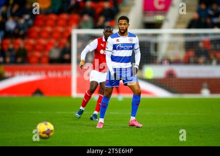 AESSEAL New York Stadium, Rotherham, England - 4. November 2023 Elijah Dixon-Bonner (19) von Queens Park Rangers - während des Spiels Rotherham United gegen QPR, Sky Bet Championship, 2023/24, AESSEAL New York Stadium, Rotherham, England - 4. November 2023 Credit: Arthur Haigh/WhiteRosePhotos/Alamy Live News Stockfoto