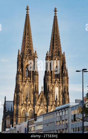 Die Westfassade des kölner Doms mit seinen imposanten Doppeltürmen im warmen Abendlicht Stockfoto