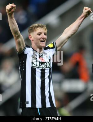 Newcastle am Samstag, 4. November 2023. Anthony Gordon von Newcastle United feiert während des Premier League-Spiels zwischen Newcastle United und Arsenal in St. James's Park, Newcastle am Samstag, 4. November 2023. (Foto: Michael Driver | MI News) Credit: MI News & Sport /Alamy Live News Stockfoto