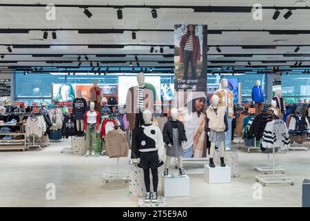 Marks and Spencer Store in Manchester, Innenraum des Ladens für Winterbekleidung für Kinder, England, Großbritannien, Herbst 2023 Stockfoto