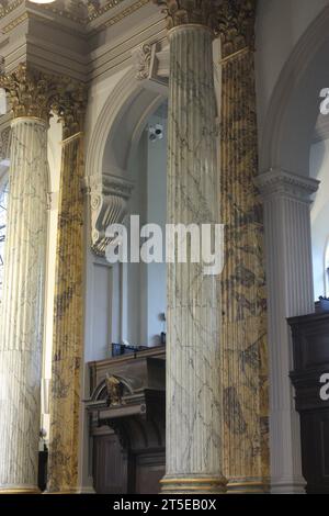 Säulen im Inneren der St. Philips Cathedral Birmingham Stockfoto