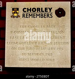 Text einer Gedenkstätte für das 11. Bataillon East Lancashire Regiment der Chorley Pals Y Company, das am 23. Februar 1915 den Bahnhof Chorley verließ, um im Ersten Weltkrieg zu dienen. Auf dem Südbahnsteig. Der Text kann nicht hinzufügen, dass das Regiment „am Morgen des 1. Juli 1916 als „Y“-Kompanie des 11. (Dienst-)Bataillons (Accrington) East Lancashire Regiments über die Spitze der Somme ging“. Und viele Dutzende von Männern starben. Stockfoto