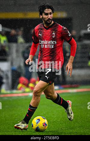 Mailand, Italien. November 2023. Yacine Adli vom AC Milan im Einsatz während des italienischen Fußballspiels der Serie A AC Milan gegen Udinese im San Siro Stadion in Mailand, Italien am 4. November 2023 Credit: Piero Cruciatti/Alamy Live News Credit: Piero Cruciatti/Alamy Live News Stockfoto