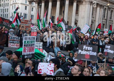 London, Großbritannien. November 2023. Tausende haben sich auf dem Trafalgar-Platz versammelt und nach dem jüngsten Ausbruch der Gewalt zwischen Hamas und Israel zu einem Waffenstillstand in Gaza aufgerufen. Quelle: Kiki Streitberger/Alamy Live News Stockfoto