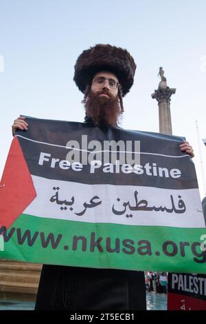 London, Großbritannien. November 2023. Orthodoxe Juden haben sich Tausenden Demonstranten angeschlossen, die sich auf dem Trafalgar Square versammelt haben. Sie protestieren gegen den Staat Israel nach dem jüngsten Ausbruch der Gewalt zwischen Hamas und Israel. Quelle: Kiki Streitberger/Alamy Live News Stockfoto