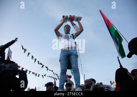 London, Großbritannien. November 2023. Ein Demonstrant hält ein "totes Baby" auf dem Trafalgar-Platz auf, wo sich Tausende versammelt haben, um einen Waffenstillstand in Gaza zu fordern. Der Protest folgt auf den jüngsten Ausbruch der Gewalt zwischen Hamas und Israel. Quelle: Kiki Streitberger/Alamy Live News Stockfoto