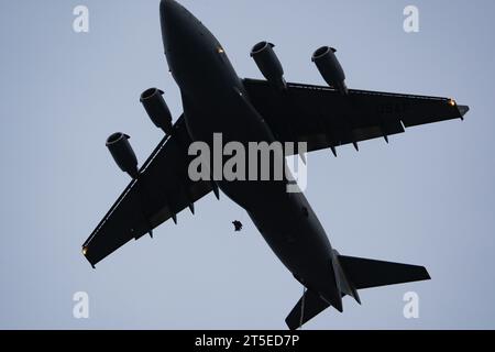 Fallschirmjäger der US-Armee mit dem 1. Bataillon, 501. Fallschirmjäger-Infanterieregiment, 2. Infanterie-Brigade-Kampfteam (Airborne), 11. Luftlandedivision, „Arctic Angels“, springen von einem C-17-Globemaster III der US-Luftwaffe, der dem 15. Flügel zugewiesen wurde, Joint Base Pearl-Hickam, Hawaii, zur Unterstützung der gemeinsamen Einreiseoperation in der Malemute Drop Zone in der Joint Base Elmendorf-Richardson, Alaska, während der Arktis Aloha, 2. November 2023. Arctic Aloha ist eine gemeinsame Übung der Armee und der Luftwaffe, die die Fallschirmjäger der 11. Luftlandedivision auf entschlossene Operationen im Pazifischen Gebiet der US Army vorbereiten soll Stockfoto