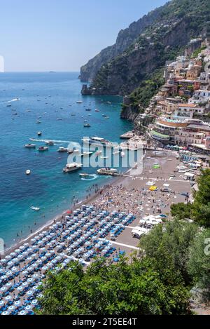 Blick hinunter auf Positano Beach, die Amalfiküste, Italien. Stockfoto