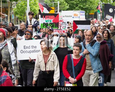 Canberra, Australien. November 2023. Demonstranten versammeln sich in Canberra, Australien, um Palästina zu unterstützen und einen sofortigen Waffenstillstand in Gaza zu fordern. Quelle: Leo Bild/Alamy Live News Stockfoto