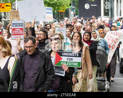 Canberra, Australien. November 2023. Demonstranten versammeln sich in Canberra, Australien, um Palästina zu unterstützen und einen sofortigen Waffenstillstand in Gaza zu fordern. Quelle: Leo Bild/Alamy Live News Stockfoto