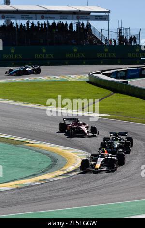 Sao Paulo, Brasilien. November 2023. Sao Paulo, Brasilien. November 2023. SERGIO PEREZ vom RED BULL RACING HONDA RBPT und LEWIS HAMILTON von MCLAREN MERCEDES während des Sprint-RENNENS 2023 im Rahmen des F1 Sao Paulo Grand Prix im Autodromo Jose Carlos Pace am 4. November 2023 in Sao Paulo, Brasilien. Credit: Ruano Carneiro/Carneiro Images/Alamy Live News Credit: Ruano Carneiro/Carneiro Images/Alamy Live News Stockfoto