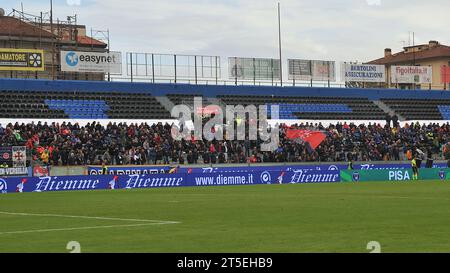 Pisa, Italien. November 2023. Der obere Teil der vorderen Tribüne der Arena Garibaldi ist aus Sicherheitsgründen geschlossen. Während des Spiels Pisa SC vs Como 1907, italienischer Fußball Serie B in Pisa, Italien, 4. November 2023 Credit: Independent Photo Agency/Alamy Live News Stockfoto