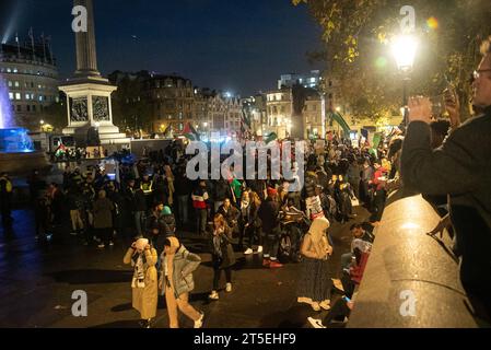 London, Vereinigtes Königreich - 3. November 2023: Pro-Palästina-Kundgebung am Trafalgar Square. Stockfoto