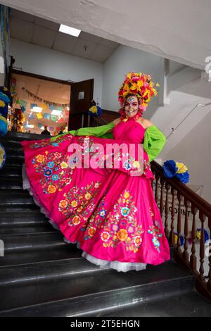 Seattle, Washington, USA. November 2023. Elodia Almonte, gekleidet als La Calavera Catrina, posiert für ein Porträt bei der jährlichen Día de los Muertos-Feier des El Centro de la Raza. Quelle: Paul Christian Gordon/Alamy Live News Stockfoto