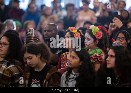 Seattle, Washington, USA. November 2023. Das Publikum genießt eine Catrina-Modenschau bei der jährlichen Feier Día de los Muertos im El Centro de la Raza. Quelle: Paul Christian Gordon/Alamy Live News Stockfoto