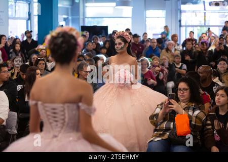 Seattle, Washington, USA. November 2023. Junge Frauen nehmen an einer Catrina-Modenschau auf der jährlichen Feier des Día de los Muertos im El Centro de la Raza Teil. Quelle: Paul Christian Gordon/Alamy Live News Stockfoto