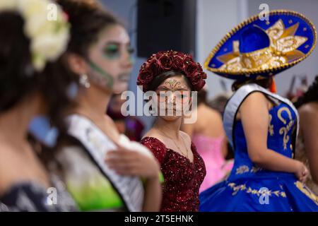 Seattle, Washington, USA. November 2023. Junge Frauen nehmen an einer Catrina-Modenschau auf der jährlichen Feier des Día de los Muertos im El Centro de la Raza Teil. Quelle: Paul Christian Gordon/Alamy Live News Stockfoto