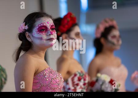 Seattle, Washington, USA. November 2023. Junge Frauen nehmen an einer Catrina-Modenschau auf der jährlichen Feier des Día de los Muertos im El Centro de la Raza Teil. Quelle: Paul Christian Gordon/Alamy Live News Stockfoto