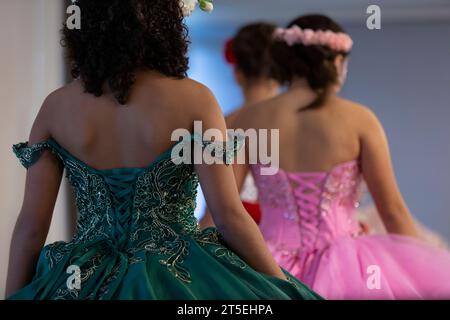 Seattle, Washington, USA. November 2023. Junge Frauen nehmen an einer Catrina-Modenschau auf der jährlichen Feier des Día de los Muertos im El Centro de la Raza Teil. Quelle: Paul Christian Gordon/Alamy Live News Stockfoto