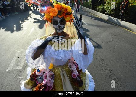 Mexiko-Stadt, Mexiko. November 2023. 4. November 2023, Mexico City, Mexiko: Die Teilnehmer nehmen an der jährlichen Parade zum 8. Mega Day of the Dead in der Reforma Avenue Teil, anlässlich der Feierlichkeiten zum Tag der Toten. Am 4. November 2023 in Mexiko-Stadt. (Foto: Carlos Tischler/ Credit: Eyepix Group/Alamy Live News Stockfoto