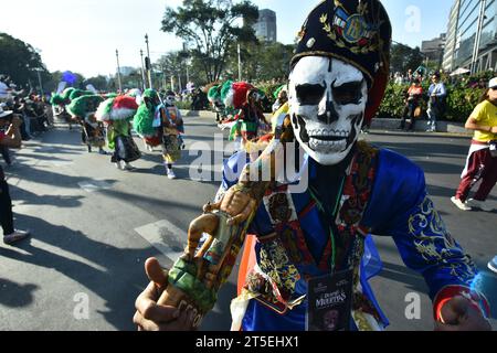 Mexiko-Stadt, Mexiko. November 2023. 4. November 2023, Mexico City, Mexiko: Die Teilnehmer nehmen an der jährlichen Parade zum 8. Mega Day of the Dead in der Reforma Avenue Teil, anlässlich der Feierlichkeiten zum Tag der Toten. Am 4. November 2023 in Mexiko-Stadt. (Foto: Carlos Tischler/ Credit: Eyepix Group/Alamy Live News Stockfoto