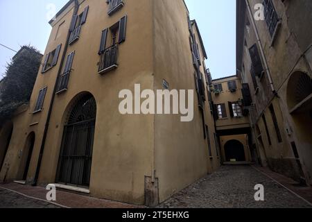 Ecke zwischen engen und kopfsteingepflasterten Gassen an bewölktem Tag in einer italienischen Stadt Stockfoto