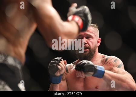 Sao Paulo, Brasilien. November 2023. Gabriel Bonfim (rot) und Nicolas Dalby (blau) während des Weltergewicht-Kampfes bei der UFC Fight Night in Ginásio do Ibirapuera, südlich von São Paulo, diesen Samstag, 4. November 2023 Credit: Brazil Photo Press/Alamy Live News Credit: Brazil Photo Press/Alamy Live News Stockfoto