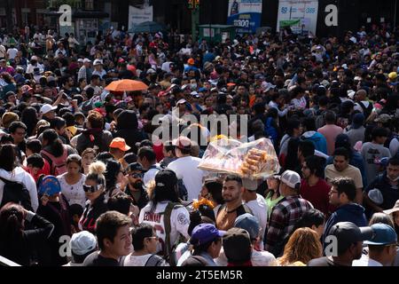 Mexiko-Stadt, Mexiko. November 2023. 250.000 Menschen versammelten sich in Mexiko-Stadt, um den Tag der Toten-Parade zu beobachten, bestätigte der Minister für Kultur für Mexiko-Stadt, Tag der Toten-Parade, Mexiko, 4. November 2023. Quelle: Lexie Harrison-Cripps/Alamy Live News Stockfoto