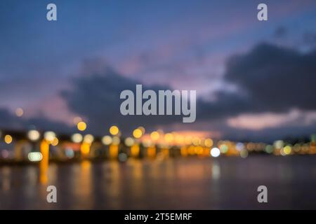 Unscharfes Bild des Himmels vor Sonnenuntergang an der Banpo Bridge. Die Brücke in der Innenstadt von Seoul über den Han River, Südkorea Stockfoto