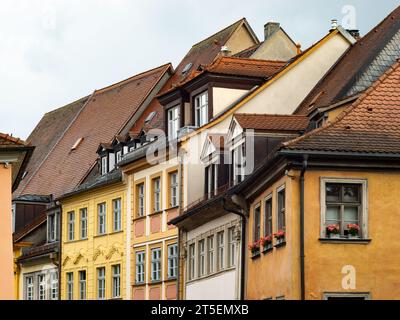 Fassaden in einer Altstadt bauen. Kleine Häuser mit Außenseiten in verschiedenen Farben. Antike Architektur in einer deutschen Stadt. Stockfoto