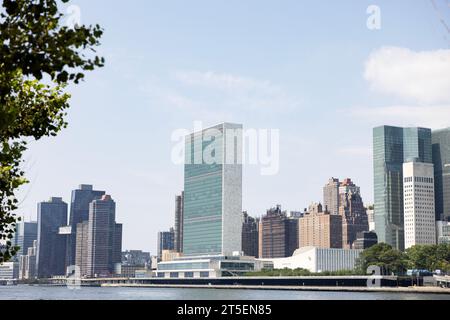 Der Blick auf das Hauptquartier der Vereinten Nationen am East River in New York City von Roosevelt Island aus. Stockfoto