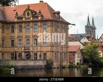 Bamberg International Artists Villa Concordia Gebäude neben der Regnitz an einem regnerischen Tag. Das Wasser im Kanal befindet sich an der Außenwand. Stockfoto