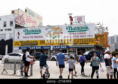 Das Original Nathan's Famous Hot Dogs auf der Surf Avenue auf Coney Island in Brooklyn, New York, USA. Stockfoto