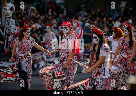 Mexiko Stadt, Mexiko. November 2023. Teilnehmer an der jährlichen Day of the Dead Parade durch das Stadtzentrum. Hunderte von Menschen, die sich als Katrinas oder Teufel verkleidet haben und mit prähispanischen Motiven herumtreiben, waren unterwegs. Quelle: Jair Cabrera Torres/Jair Cabrera Torres/dpa/Alamy Live News Stockfoto